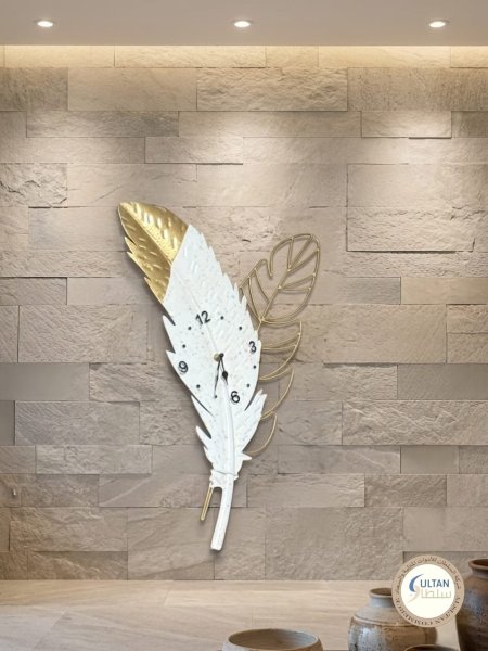 ساعة وتحف حائط بتصميم أنيق